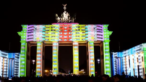 BERLİN, GERMANY ECTOBER, 7, 2017: Brandenburg kapısı Berlin 'deki bir ışık gösterisi sırasında renkli ışıklarla aydınlandı — Stok video