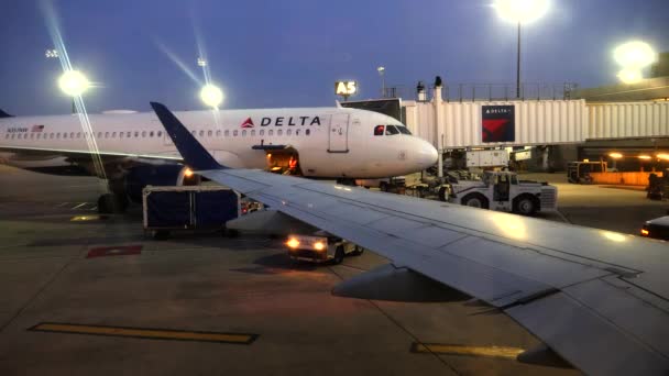 BOSTON, MASSACHUSETTS, USA - ΟΚΤΩΒΡΙΟΣ, 20, 2017: Νωρίς το πρωί λήψη δύο αεροπορικών εταιρειών Delta σε μια πύλη στο αεροδρόμιο της Βοστώνης — Αρχείο Βίντεο
