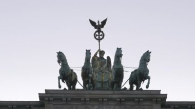 Berlin 'deki Brandenburg kapısındaki Quadriga' ya yakın çekim