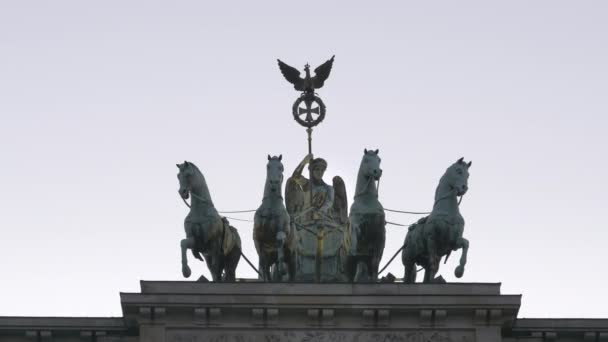 Berlin 'deki Brandenburg kapısındaki Quadriga' ya yakın çekim — Stok video
