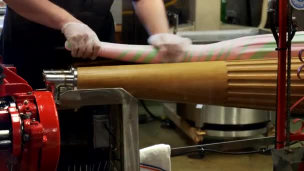 Gros plan d'un ouvrier préparant de la tire d'eau salée pour une machine à envelopper dans un magasin de confiserie à savane — Video