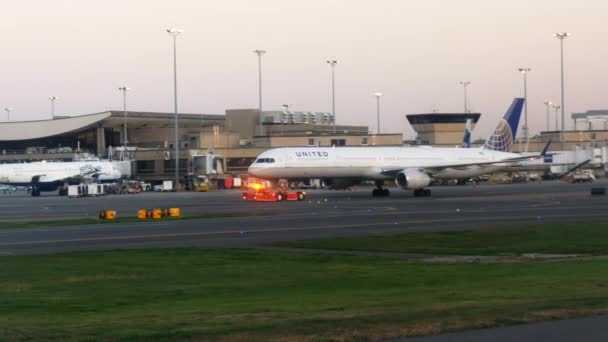 BOSTON, MASSACHUSETTS, USA - OCTOBER, 20, 2017: united airlines plane towed to the terminal at boston airport — Stock Video