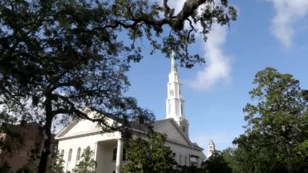 SAVANNAH, GEORGIA, EUA - OUTUBRO, 22, 2017: olhando para a igreja presbiteriana independente em savana — Vídeo de Stock