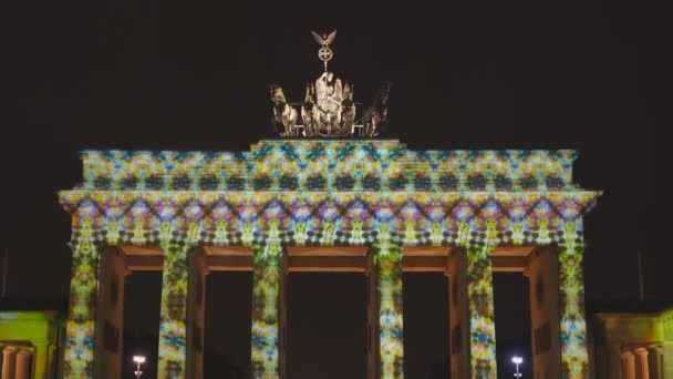 BERLÍN, NĚMECKO Říjen, 7, 2017: psychedelická světla na braniborské bráně v Berlíně, Německo — Stock video