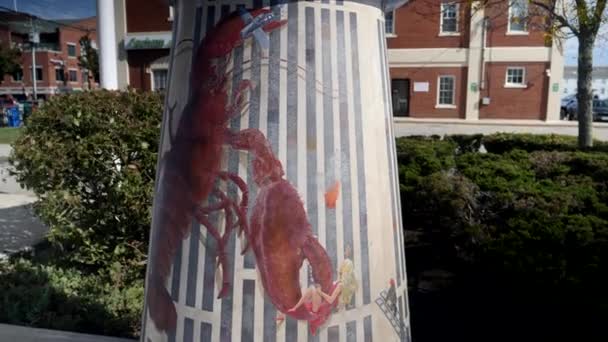 PORTLAND, ME, USA - OKTOBER, 19, 2017: een brede opname van een kunstwerk van een kreeft als godzilla aan de waterkant van portland — Stockvideo