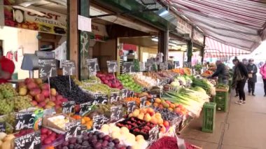 VİANNA, AUSTRIA-OCTOBER, 9, 2017: Viyana 'daki Naschtmarkt marketlerinde taze ürünler