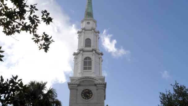 SAVANNAH, GEORGIA, UNITED STATES OF AMERICA - OCTOBER, 22, 2017: the steeple of the independent presbyterian Church in savanna — стокове відео