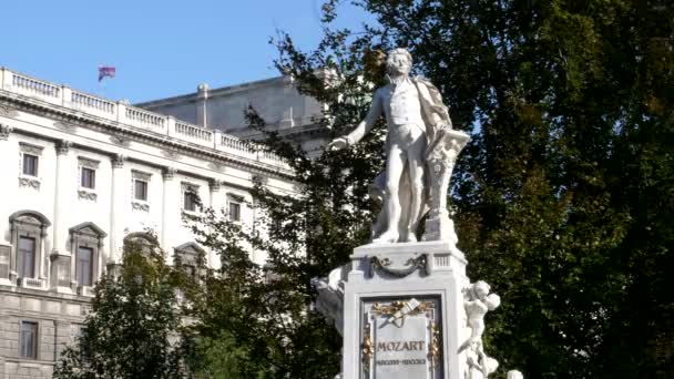 VIENNA, ÁUSTRIA-OUTUBRO, 9, 2017: close up da estátua de mozart em Viena, Áustria — Vídeo de Stock