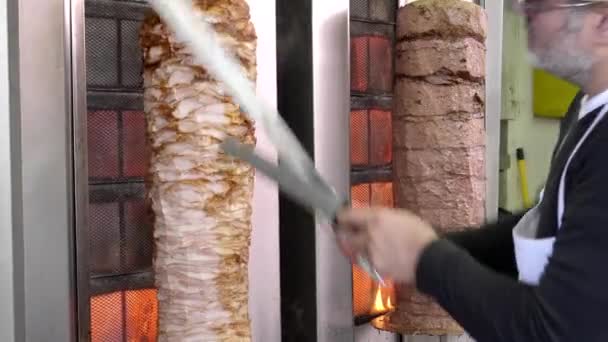 VIENNE, AUTRICHE-OCTOBRE, 9 octobre 2017 : un cuisinier tranche le kebab au célèbre naschtmarkt de Vienne, en Autriche — Video