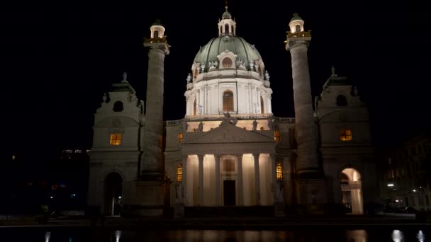 Perto noite tiro de st charles igreja refletida em uma piscina em vienna — Vídeo de Stock