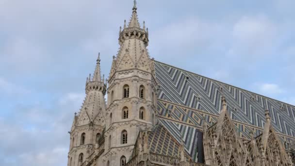 Μια κλίση προς τα κάτω πλάνο του εξωτερικού μετώπου του καθεδρικού ναού του Αγίου Στεφάνου στη Βιέννη — Αρχείο Βίντεο