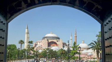 İSTANBUL, TÜRKEYE - 21 Mayıs 2019: İstanbul 'daki kemer yolu ile çerçevelenen Hagia Sou Camii' nin kapatılması