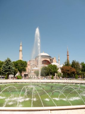 İstanbul 'daki hac camii ve yanan fıskiyenin öğle vakti çekimi.