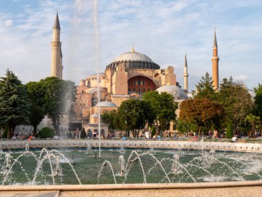 İSTANBUL, TÜRKEYE - 21 Mayıs 2019 'da İstanbul' daki Hagia Sou Camii 'nin öğleden sonraki çekimi ve İstanbul' da yanan bir çeşme