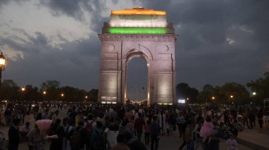 DELHI, Hindistan - 14 Mart 2019: Hindistan kapısında alacakaranlıkta kızılderili bayrağı yansıtılacak