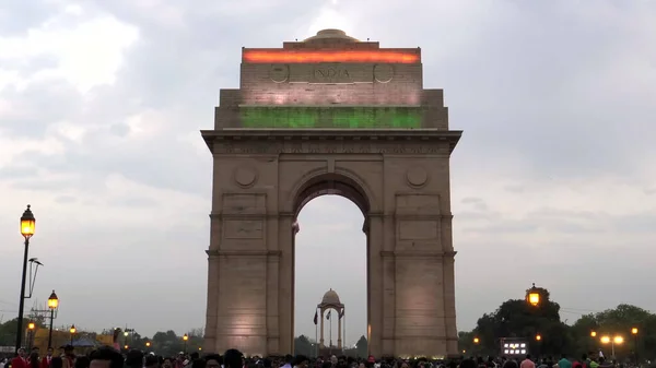 DELHI, INDIA - 14 MARZO 2019: vista frontale del cancello indiano con bandiera indiana al crepuscolo — Foto Stock