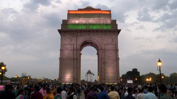 DELHI, INDE - 14 MARS 2019 : foule autour de la porte de l'Inde illuminée par un drapeau au crépuscule — Photo