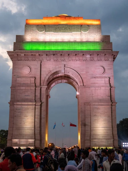 DELHI, INDIA - 14 DE MARZO DE 2019: vista frontal cerrada de la puerta de la India iluminada con bandera india al atardecer en Nueva Delhi —  Fotos de Stock