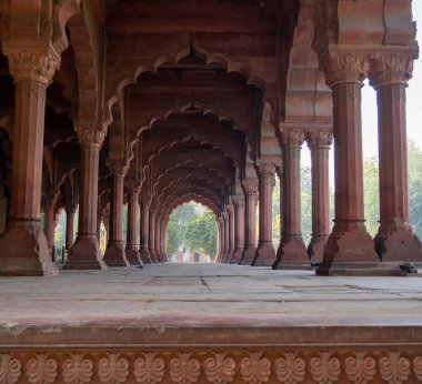 DELHI, Hindistan - 15 Mart 2019: Kızıl Kale 'nin güzel kemerleri