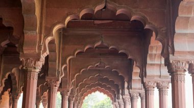 DELHI, Hindistan - 15 Mart 2019: Kırmızı Kale 'deki güzel kemerleri kapatın