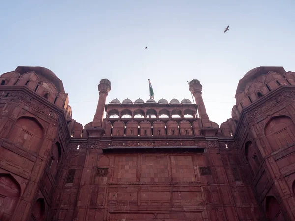 Uma vista de baixo ângulo da bandeira indiana que voa acima do portão de lahori no forte vermelho em delhi velho — Fotografia de Stock