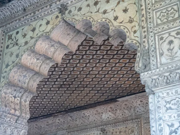 DELHI, INDIA - 15 DE MARZO DE 2019: primer plano de un arco de la histórica cámara diwan-i-khas en el fuerte rojo — Foto de Stock