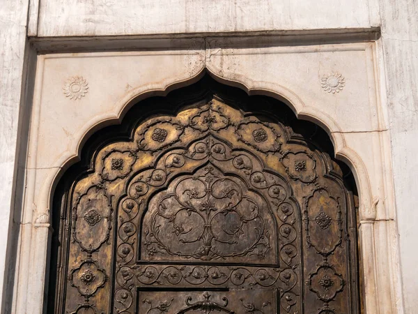 DELHI, INDIA - 15 DE MARZO DE 2019: plano cerrado de una puerta bellamente decorada de la mezquita de moti masjid en el fuerte rojo — Foto de Stock