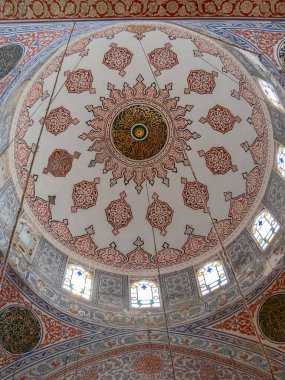 İSTANBUL, TURKEY - MAYIS, 21, 2019: İstanbul 'daki Mavi Cami' nin ana kubbesinin iç çekimi