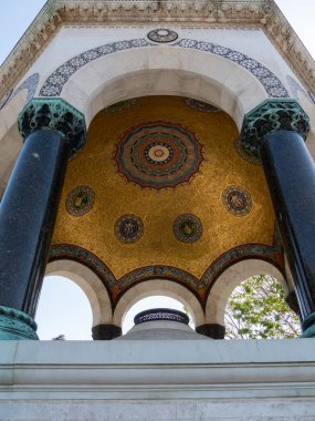 İstanbul 'daki Mavi Cami' nin yakınındaki Alman çeşmesinin geniş manzarası