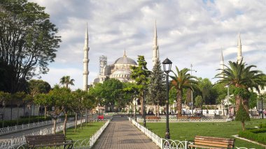 İstanbul 'da ilkbahar sabahı mavi camiye doğru bakıyor.
