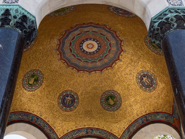 İstanbul 'daki Mavi Cami' nin yakınındaki Alman çeşmesine yakın bir manzara.