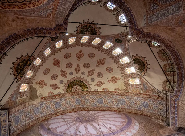 ISTANBUL, TÜRKEI - 21. Mai 2019: Innenaufnahme der kleineren Kuppeln der blauen Moschee in Istanbul — Stockfoto