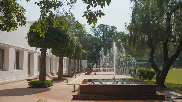 DELHI, INDIA - 15 marca 2019: fontanna i ogrody w domu Gandhiego — Zdjęcie stockowe