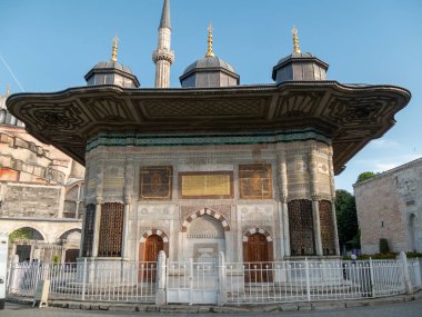 İstanbul 'daki Hagia sokağının yakınındaki Ahmed Çeşmesi' nin önünde.