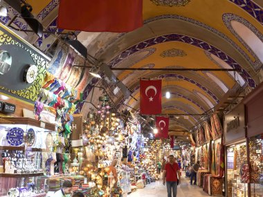 İSTANBUL, TURKEY - MAYIS, 22, 2019: İstanbul 'un tavanında Türk bayrakları bulunan büyük pazar merkezini ayırın