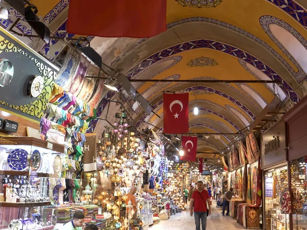 ISTANBUL, TURQUIA - MAIO, 22, 2019: parte do grande bazar interior com bandeiras turcas no teto em istanbul — Fotografia de Stock