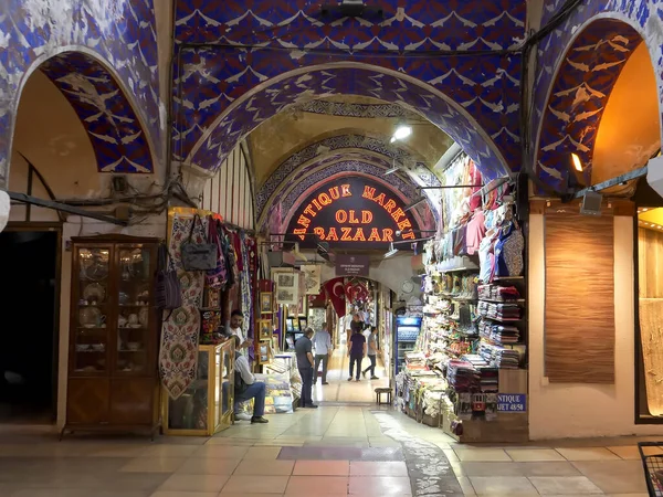 ISTANBUL, TURCHIA - 22 MAGGIO 2019: guardando verso un cartello nel grande bazar di Istanbul — Foto Stock