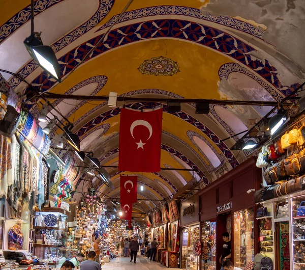 ISTANBUL, TURKEY - MAJ, 22, 2019: grand bazaar interiör med flaggor i taket i istanbul — Stockfoto