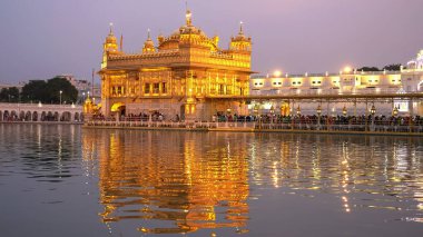 AMRITSAR, Hindistan - 18 Mart 2019: Amritsar 'da pembe günbatımı gökyüzü ile altın tapınak