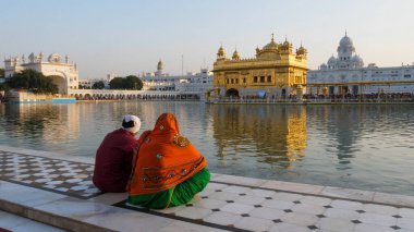 AMRITSAR, INDIA - 18 Mart 2019: Amritsar 'daki Altın Tapınak' ta iki Sikh hayranının geniş açıyla çekimi
