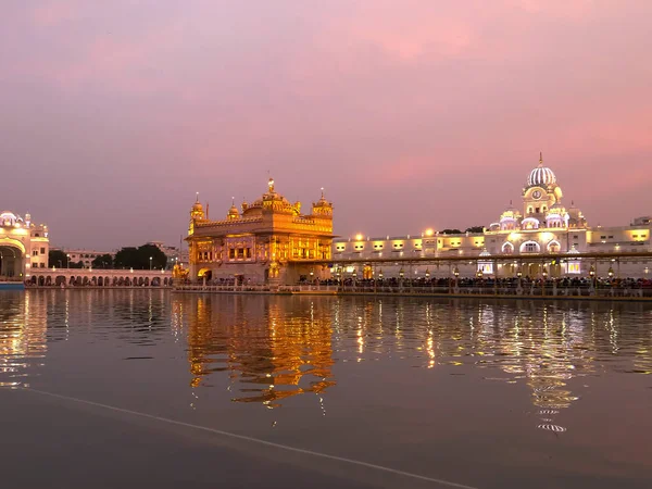 Amritsar 'da pembe günbatımı gökyüzü olan altın tapınak — Stok fotoğraf