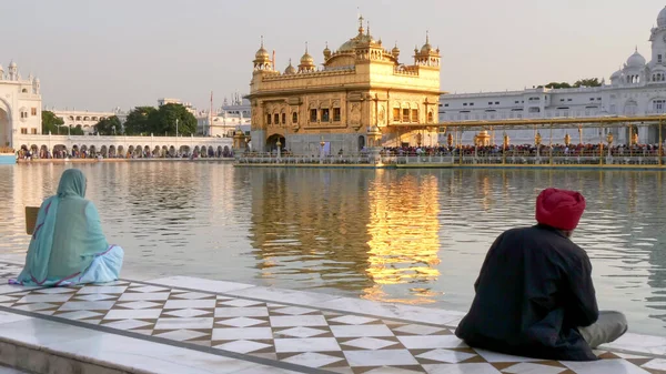 AMRITSAR, INDIA - March 18, 2019：Golden temple and sikh worshipers in amritsar — 图库照片