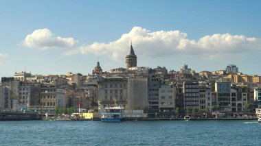 İSTANBUL, TURKEY - 23 Mayıs 2019: İstanbul 'daki bir feribottan görüldüğü üzere galata kulesi