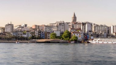 İSTANBUL, TURKEY - 23 Mayıs 2019: Boğaz üzerinde feribot bulunan tarihi galata kulesinin uzun pozu