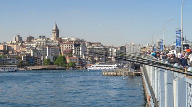 İSTANBUL, TURKEY - 23 Mayıs 2019: Galata Köprüsü 'nde galata kulesi olan balıkçı kalabalığı