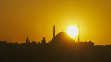 İstanbul 'da güneş batarken camiyi kapat.