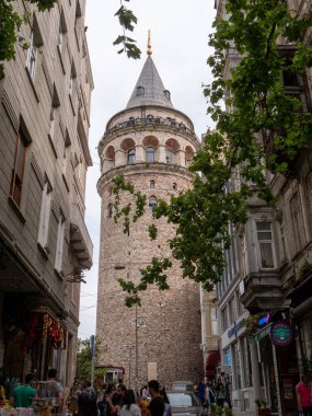 İSTANBUL, TURKEY - MAYIS, 22, 2019: İstanbul 'daki bir ara sokaktan tarihi galata kulesinin görüntüsü