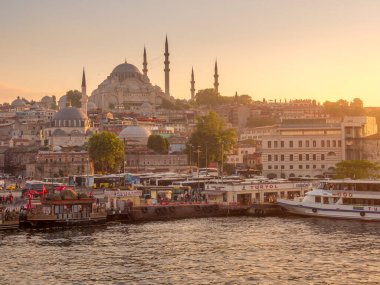 İSTANBUL, TURKEY - 23 Mayıs 2019: Rıhtımdaki restoranların gün batımı görüntüleri ve İstanbul 'daki bir cami