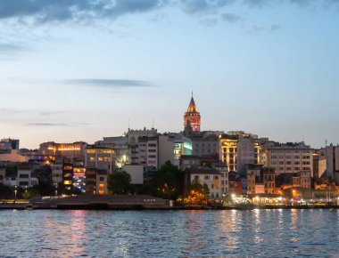 İSTANBUL, TURKEY - 23 Mayıs 2019: İstanbul 'daki Galata Köprüsü' nden Galata Tower 'ın akşam çekimi