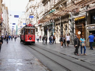 İSTANBUL, TURKEY - MAYIS, 22, 2019: İstanbul 'a yaklaşan kırmızı taksim-tünel tramvayı
